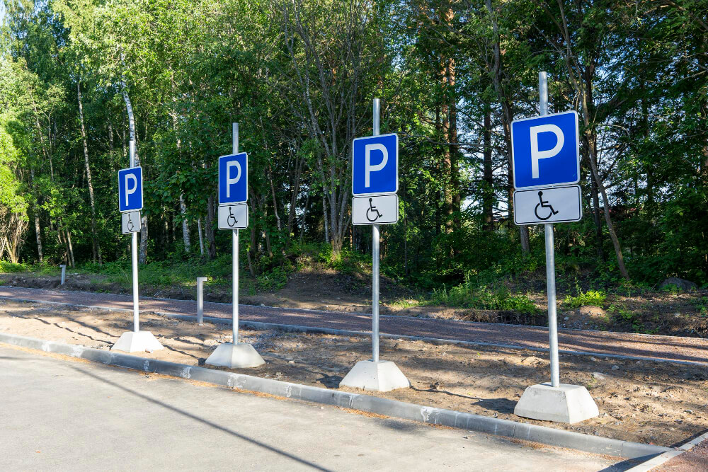 Zarysowanie auta na parkingu i stłuczki? Oto co powinno stać na każdym placu postojowym