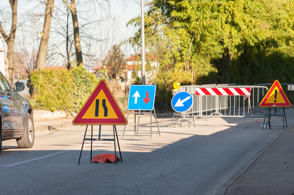 Znaki ostrzegawcze drogowe - co mówią przepisy?