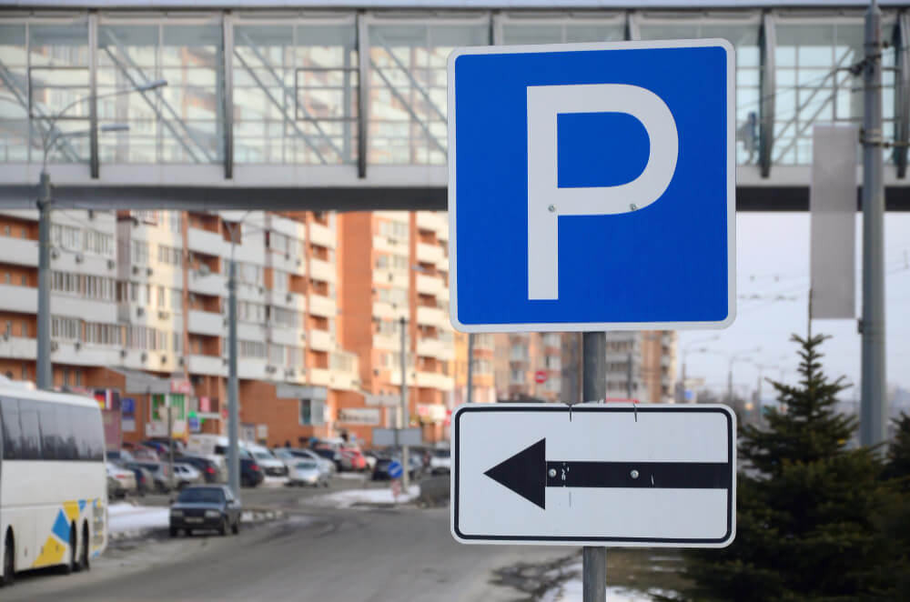 Zarysowanie auta na parkingu i stłuczki? Oto co powinno stać na każdym placu postojowym