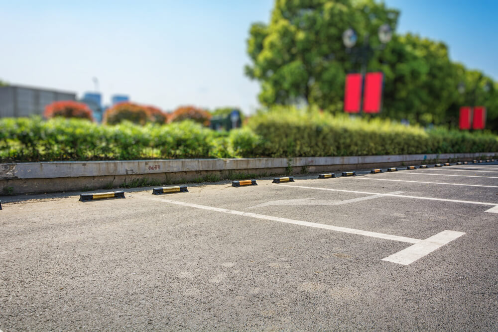 Ograniczniki parkingowe i odbojniki – jak zabezpieczyć miejsca postojowe i garaże?